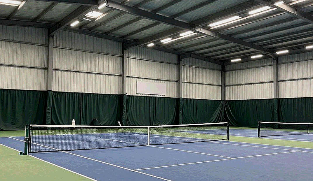 Đằng sau bộ ảnh US Open 2026: hai chiếc cúp, một khung hình, và khoảng trống không ai chụp